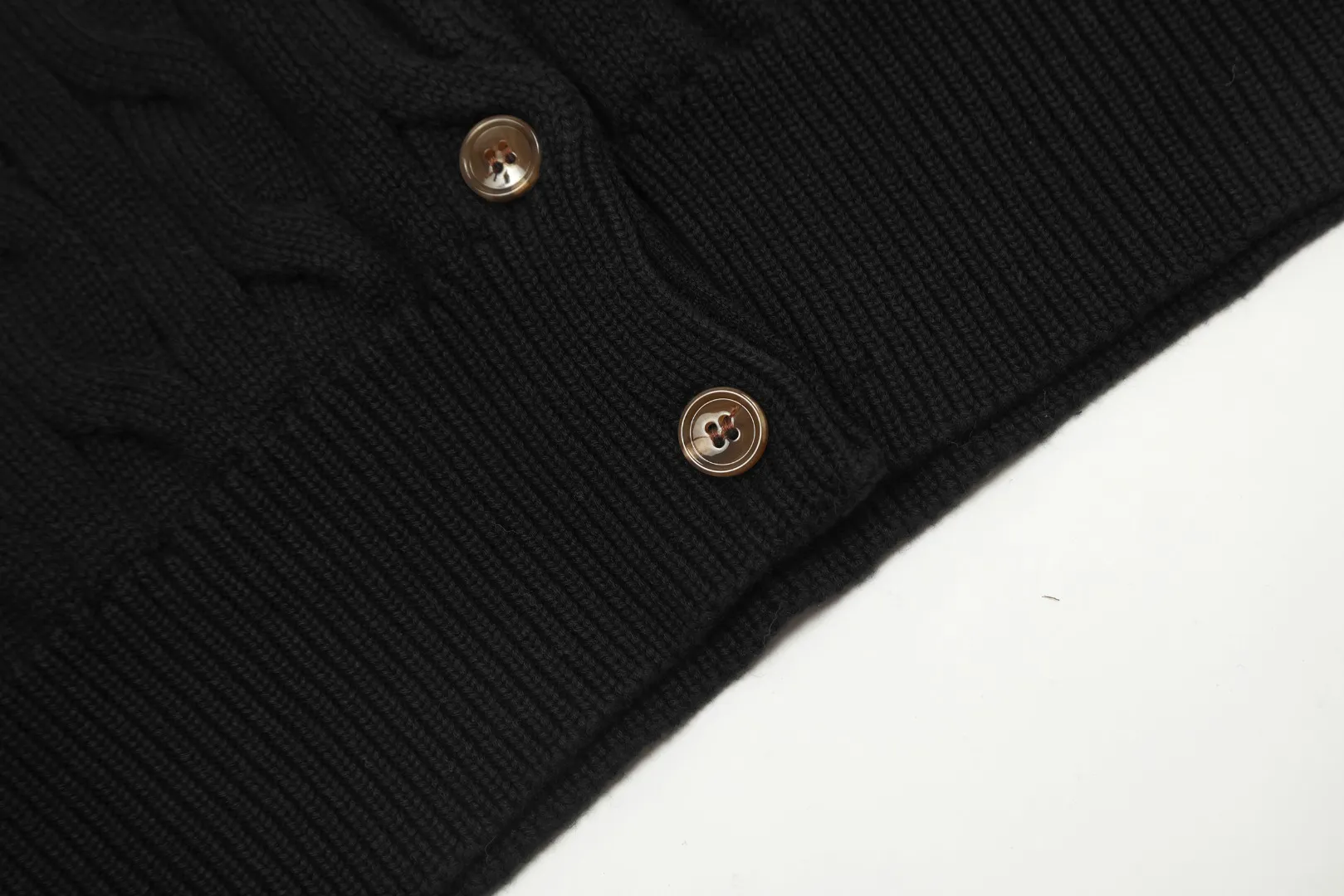 P230 💰 "Top quality" Style number: DS006# (not off the shelves all year round) [Ralph Lauren round neck solid color pony embroidered logo twist knitted cardigan] ✅Ralph Lauren classic basic versatile knitted cardigan jacket for all seasons ✅Main supply platform live broadcast Wholesale entity Replenish when out of stock Not off the shelf ✅ZP quality 1:1 version Scan the code to enter the GF website Counter quality ✅Detailed quality is the only one in Guangzhou Imported quality cotton yarn, focusing on high-end, cost-effective, good quality needless to say ✅The version is restored to the original order, the maximum size can be worn up to 160 pounds, loose, comfortable and stress-free ✅The upper body is simple and easy to match, a must-have for goddess ootd, good-looking clothes are never picky, a must-have recommendation for goddess wardrobe Size: S-XL Color: Black, off-white, gray, light blue, light pink, colored blue, khaki, bright yellow, purple, apricot, wood green, Chinese red, turquoise green Anchor red Navy blue white label Navy blue red label